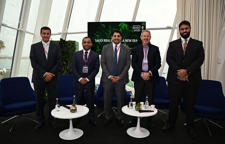 "البلدية والإسكان" تستعرض إستراتيجيتها لصناعة التطوير العقاري والفرص الاستثمارية بالمعرض الدولي للعقار بفرنسا