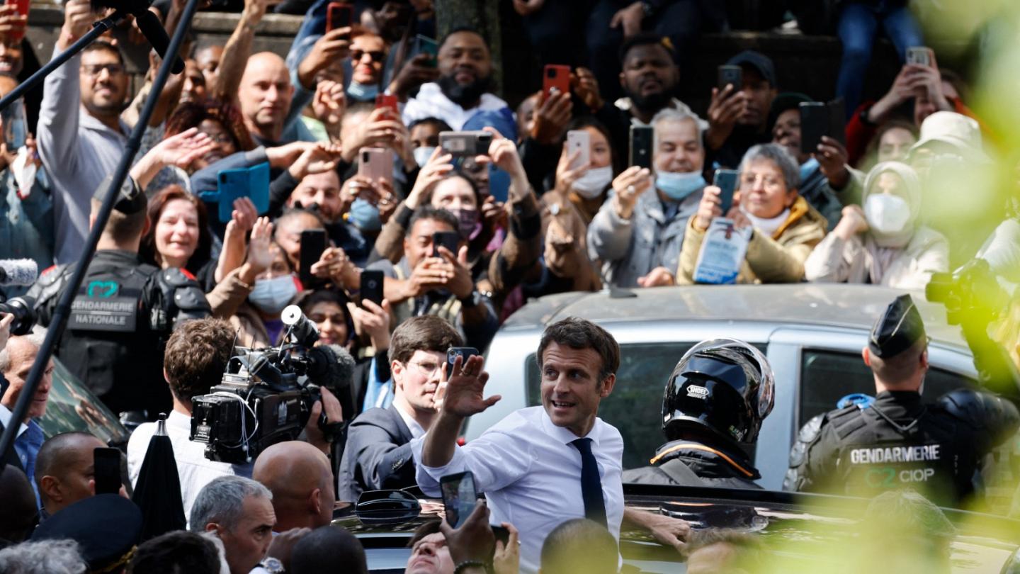 شاهد...رشق ماكرون بالطماطم في أول جولة ميدانية له منذ فوزه بولاية رئاسية ثانية