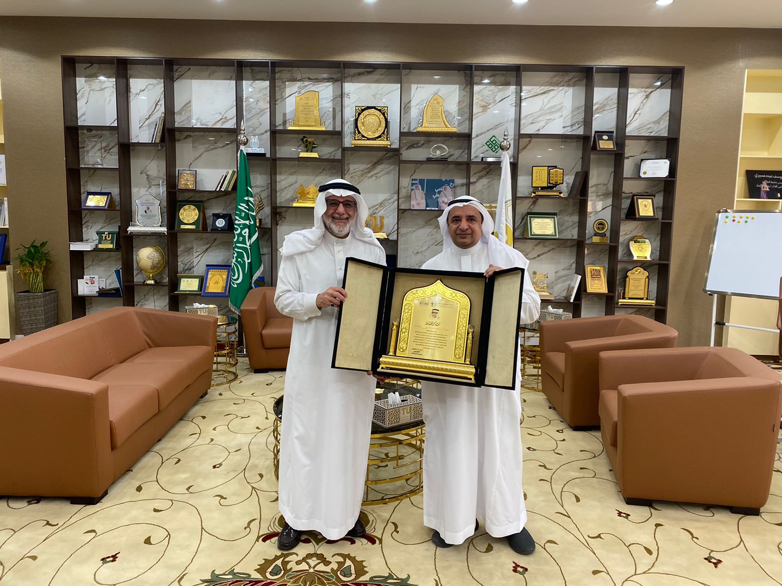 سعادة رئيس جامعة الطائف يلتقي في مكتبه رئيس مجلس إدارة جمعية الطائف الخيرية لذوي الاحتياجات الخاصة