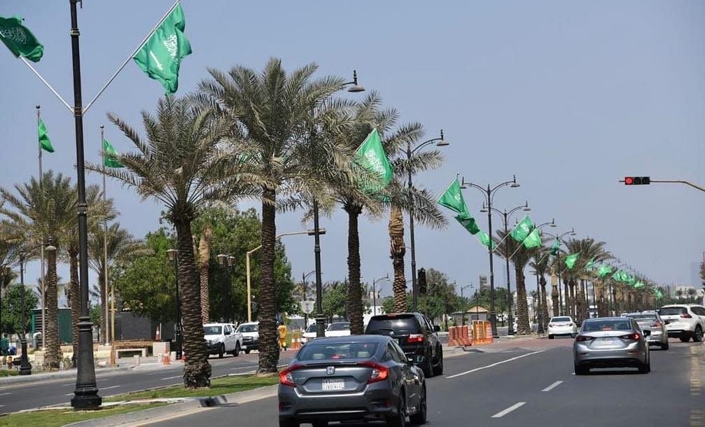 جدة تتزين بأكثر من 3500 عَلَم احتفاءً باليوم الوطني