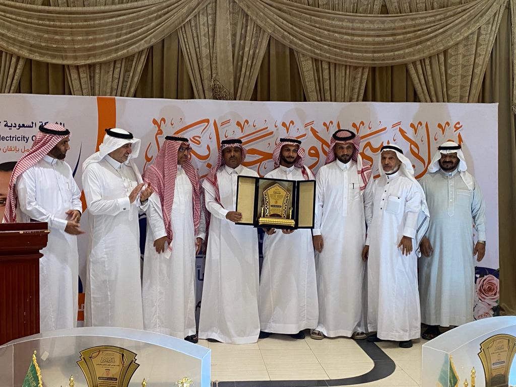 أهالي محافظة بيش يحتفلون بالبطل فني الكهرباء أحمد عطيف