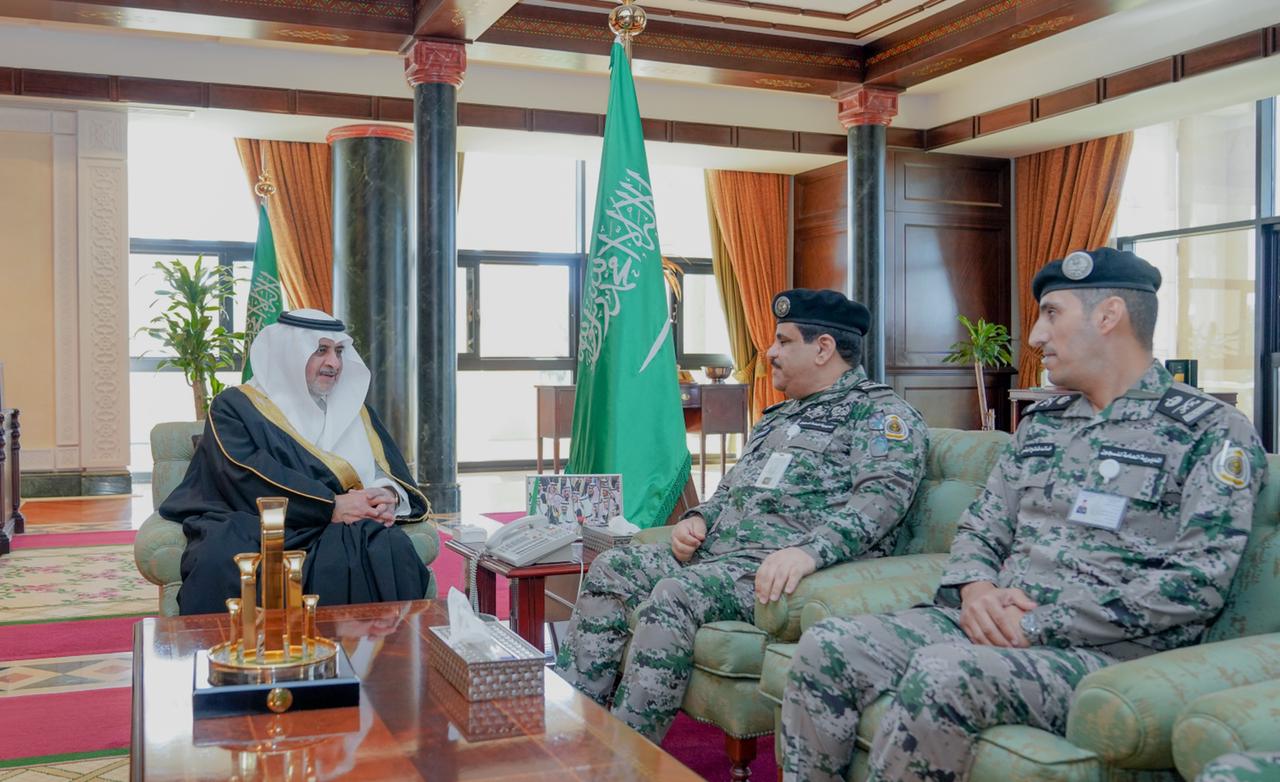 أمير تبوك يستقبل مدير عام السجون بالمملكة