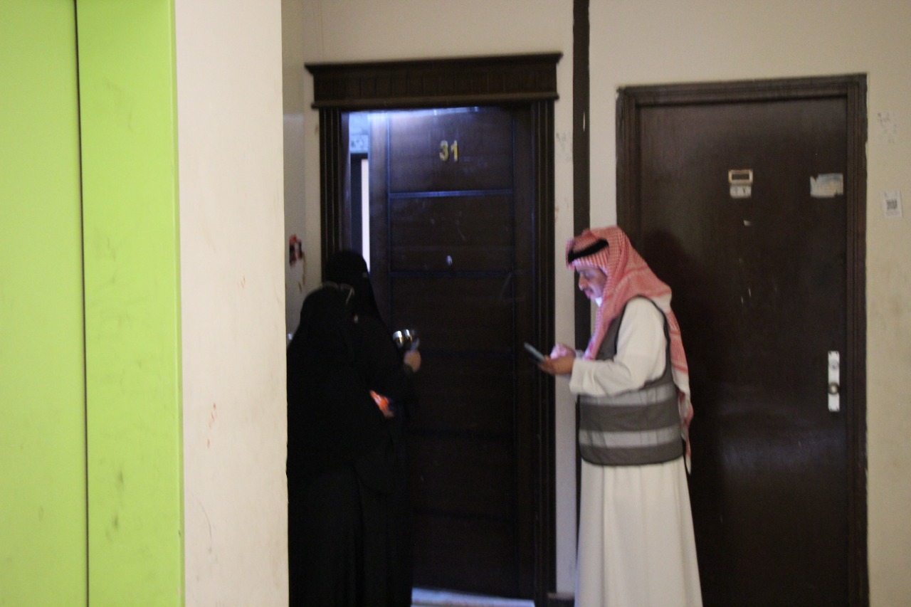 "بر جدة" توزع بطاقات مسبقة الدفع على الأسر المتضررة من الأمطار
