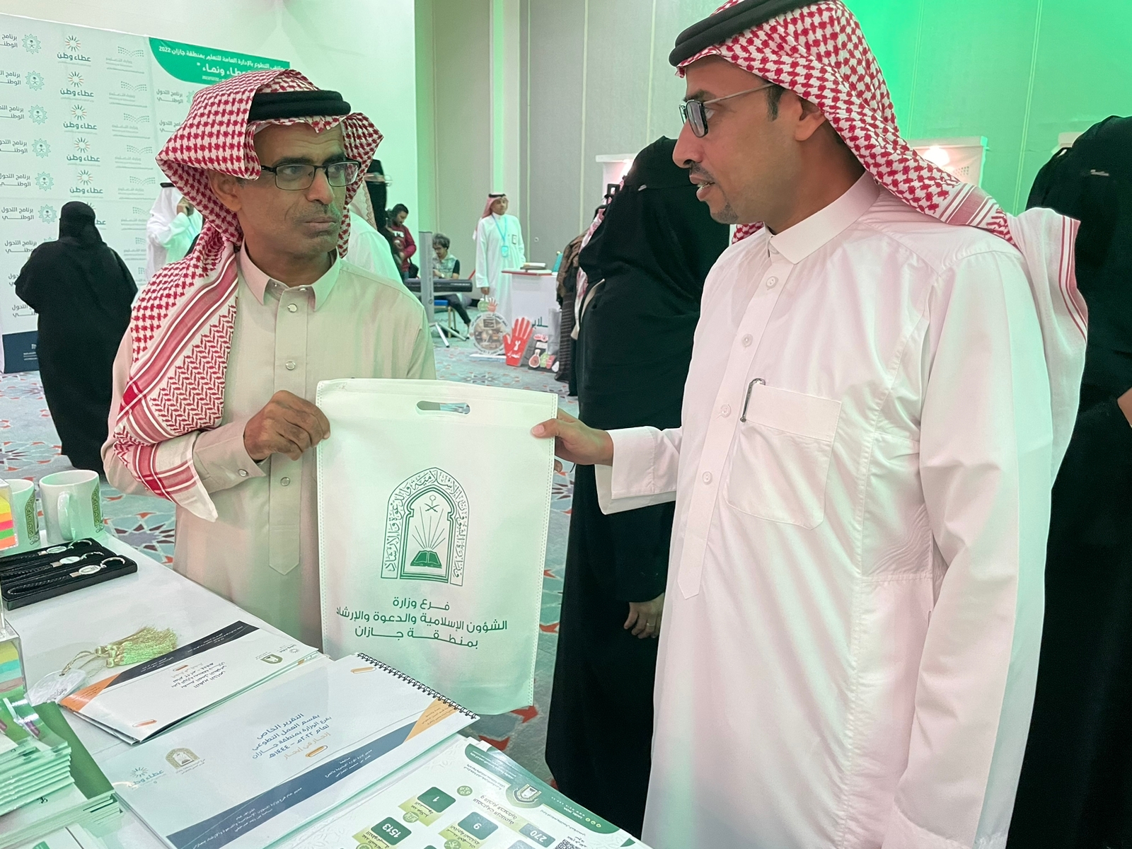 إسلامية جازان تنفذ مشاركة نوعية في تفعيل اليوم العالمي للعمل التطوعي