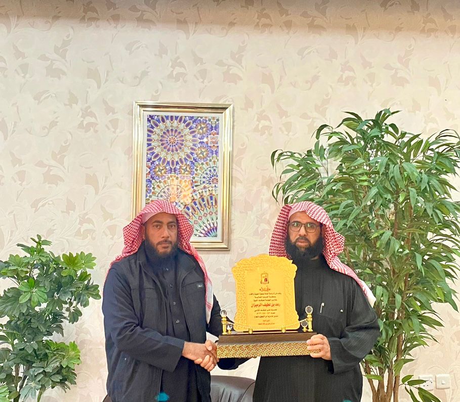 مدير البحوث العلمية والإفتاء بالشمالية يكرم الشيخ الرميزان