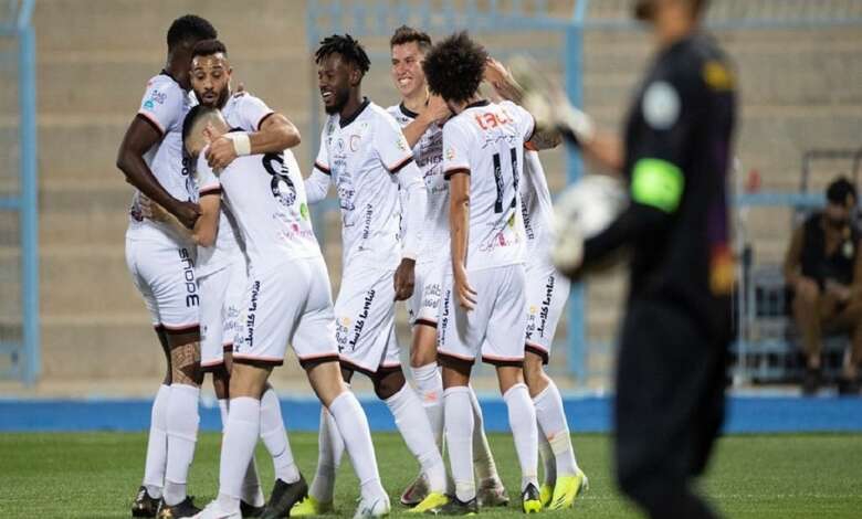 الشباب ينتزع الصدارة مؤقتاً بفوزه على أبها