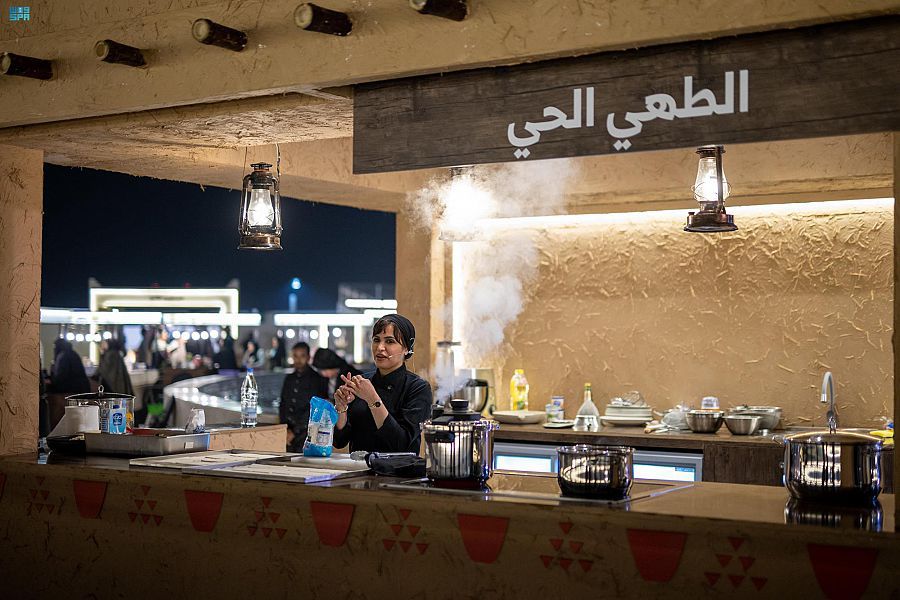 الطهاة السعوديون يقدِّمون أطباقَهم لزوَّار مهرجان الكتَّاب والقراء