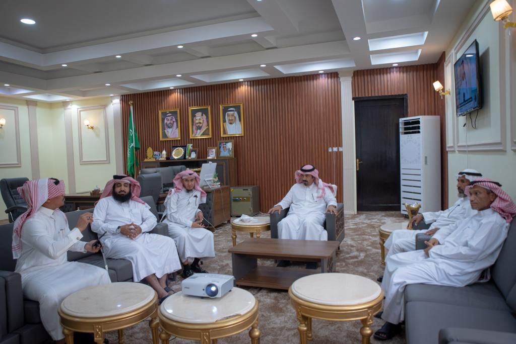 محافظ بيش يدشن المتجر الإلكتروني لجمعية البر