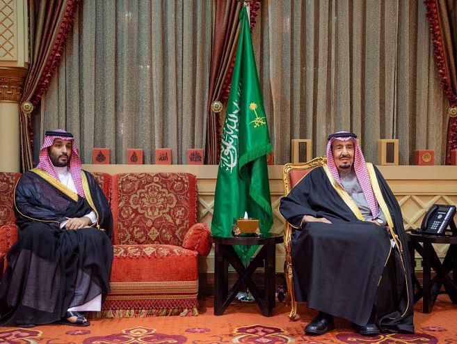 أمام خادم الحرمين الشريفين وبحضور سمو ولي العهد.. وزير الدولة عضو مجلس الوزراء ووزير الإعلام يؤديان القسم