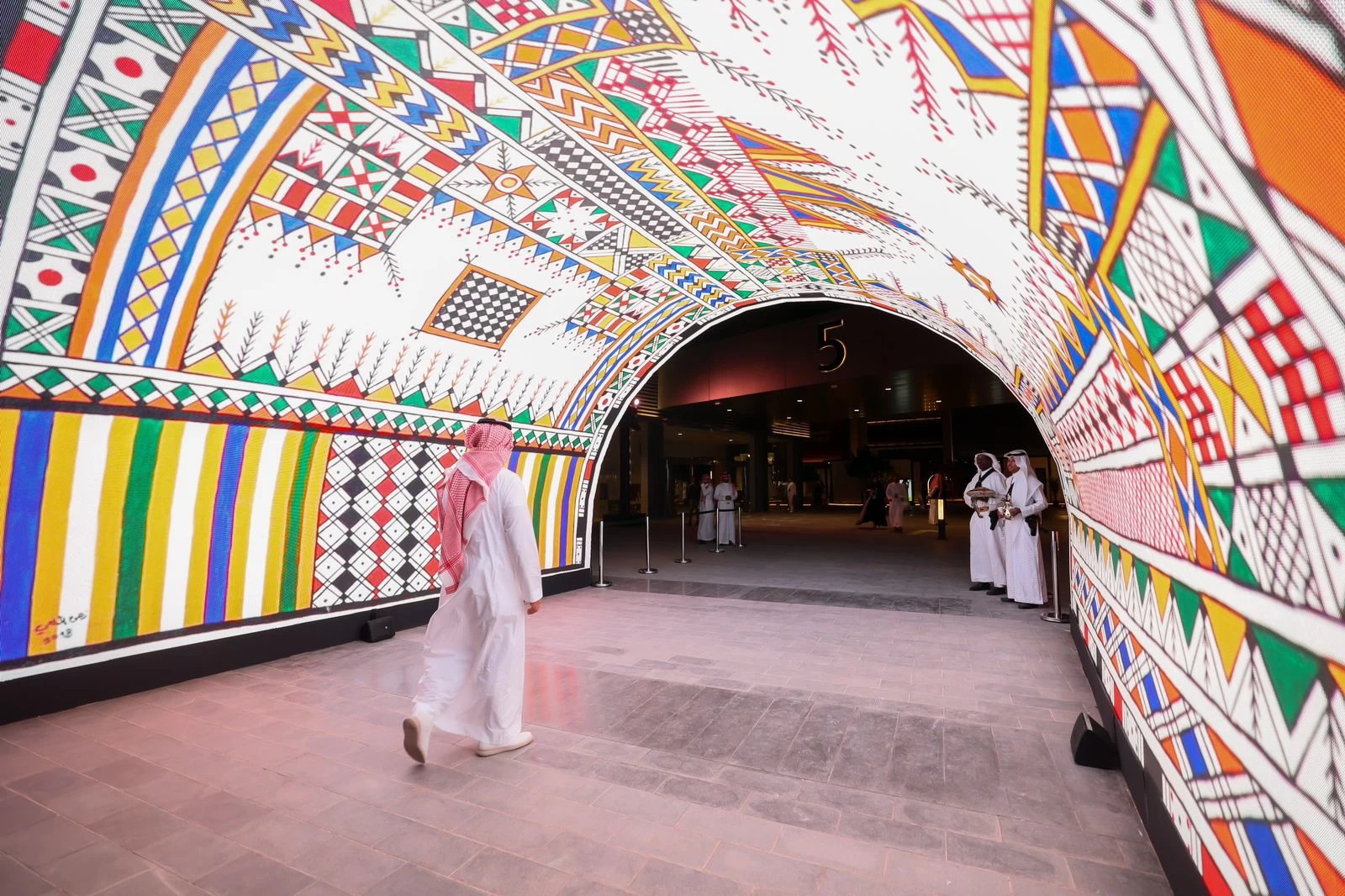 المعهد الملكي للفنون التقليدية يحتفل بذكرى تأسيسه في النسخة الثانية من "تليد فن موروث" في واجهة الرياض