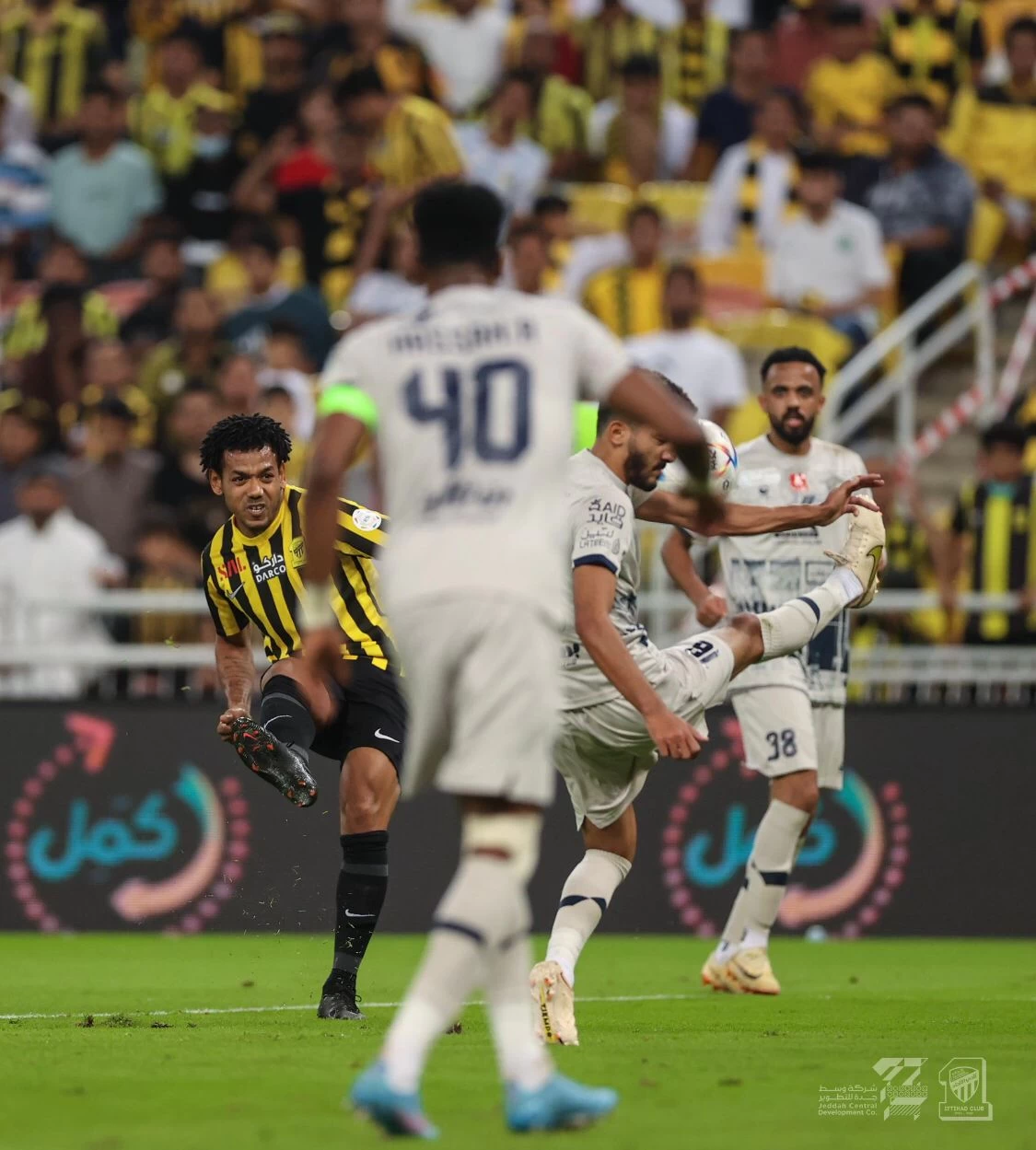 النمور تواصل تربعها فوق عرش الصدارة . . وتضرب شباك ضمك بالثلاثة 