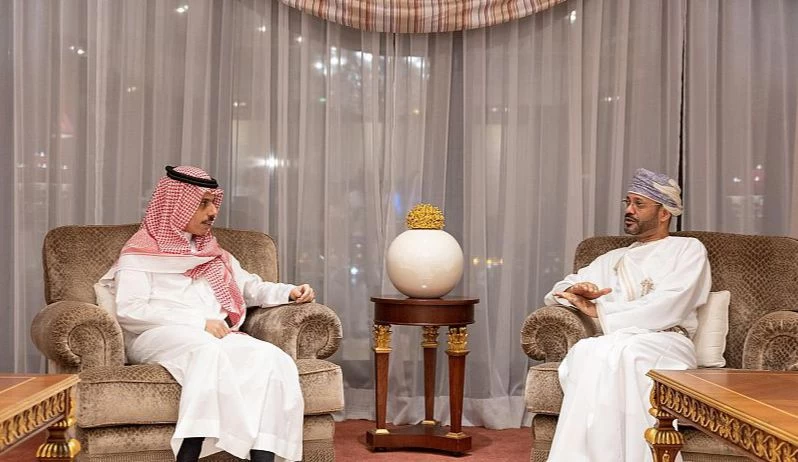 سمو وزير الخارجية يلتقي وزير خارجية سلطنة عُمان