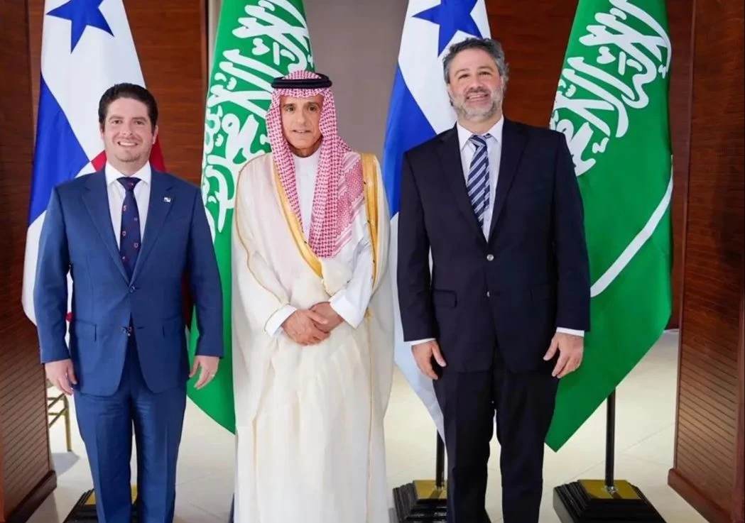 وزير الدولة للشؤون الخارجية يلتقي وزير التجارة والصناعة بجمهورية بنما