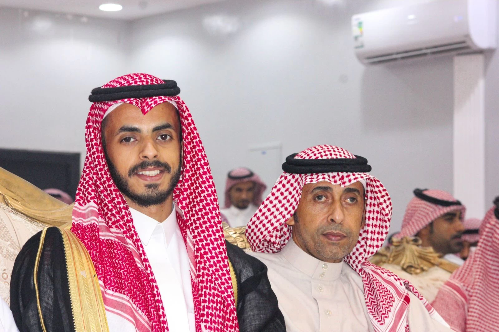 الخبراني يتلقى التكريم بمناسبة تخرجة طيار بمرتبة الشرف