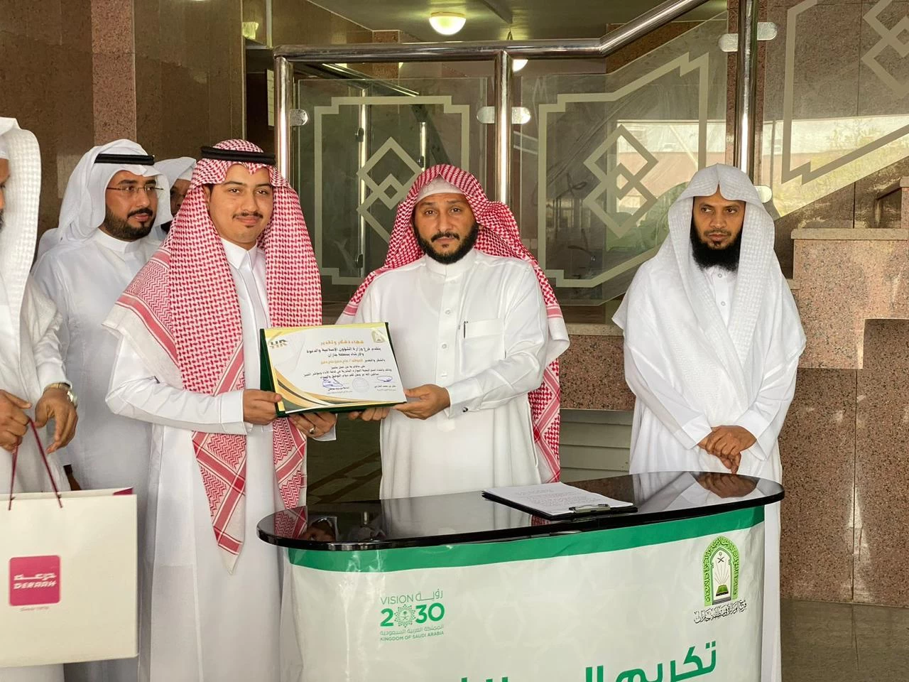 الشؤون الإسلامية في جازان تكرم موظفيها المتميزين لشهر يونيو