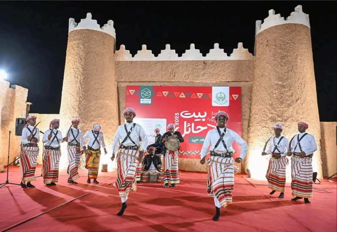 فنون جازان الشعبية تثري بألوانها فعاليات بيت حائل في نسخته الثانية