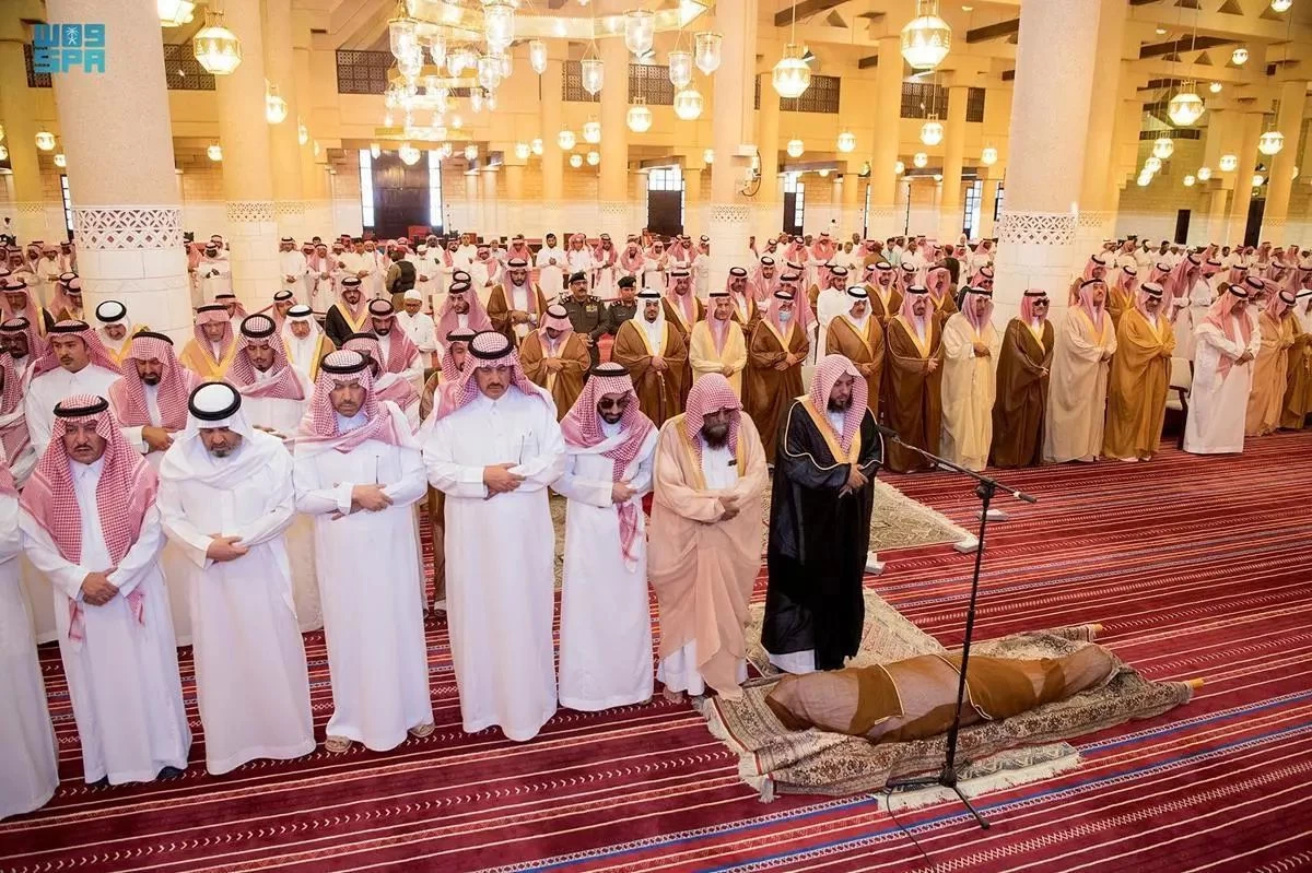 سمو نائب أمير منطقة الرياض يؤدي صلاة الميت على صاحب السمو الأمير الدكتور تركي بن محمد بن سعود الكبير آل سعود - رحمه الله -