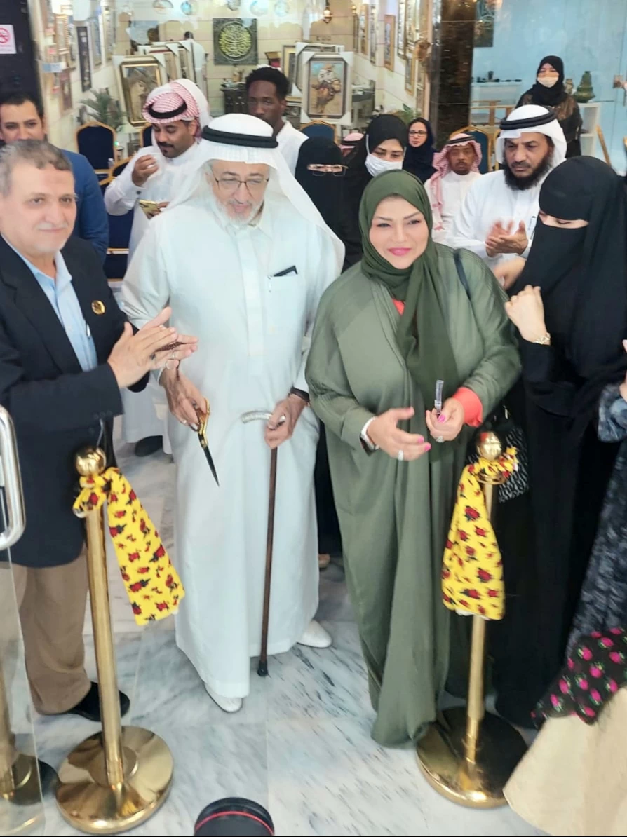 الفنانة نجلاء بنت أحمد تبهر بلوحاتها الزائرين في معرضها الشخصي (مابين وبين )