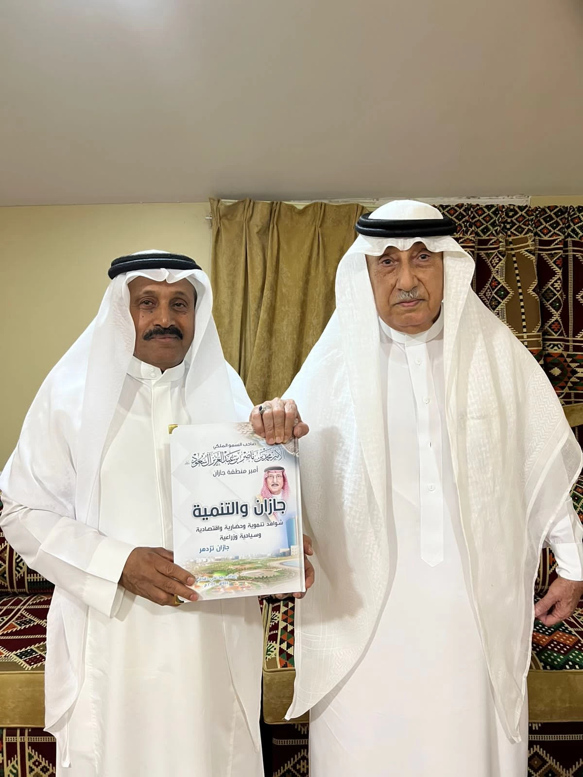 الأقصم يتلقى نسخة من كتاب جازان والتنمية