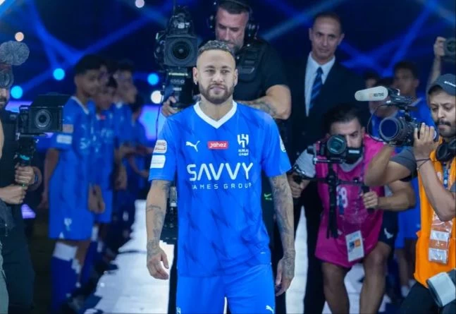 الهلال يحتفل بنجمه اللاعب نيمار وسط حضور كبير من عشاقه 