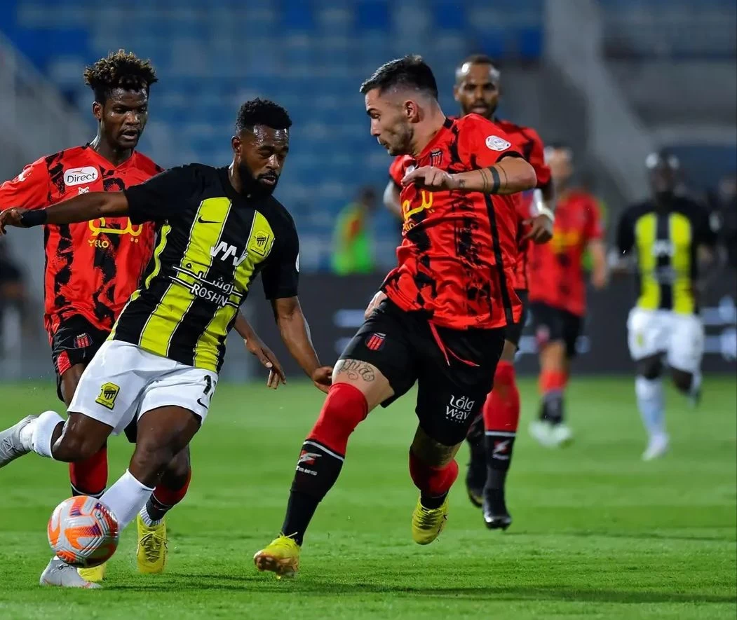 الاتحاد يتمسك بصدارة الدوري بعد تغلبه بأربعة نظيفة على الرياض 