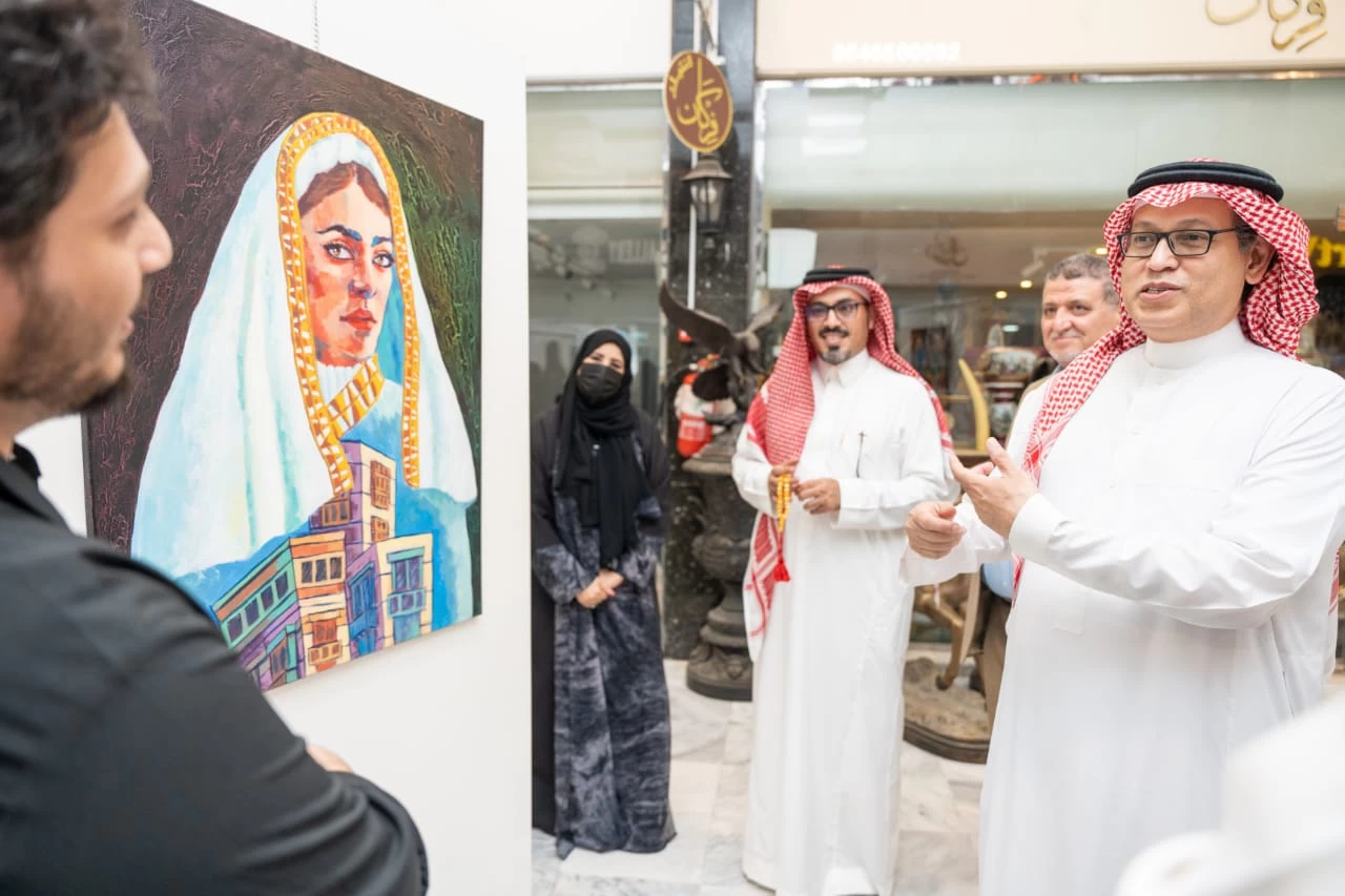 الدكتور علي مليباري  يفتتح المعرض الفني التشكيلي صيفنا غير