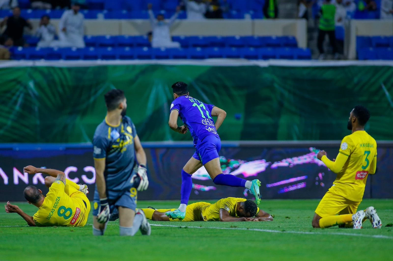 الهلال يستعرض قوته بسداسية في شباك الرياض ، والفتح يعبر الخليج بثلاثية.