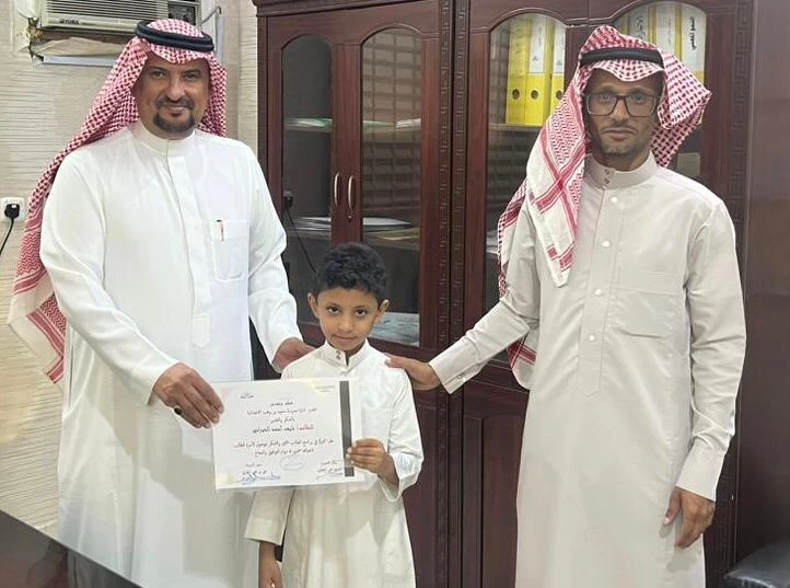 الطالب نايف الخبراني يتلقى تكريماً لتميزه في برنامج الطالب المتميز