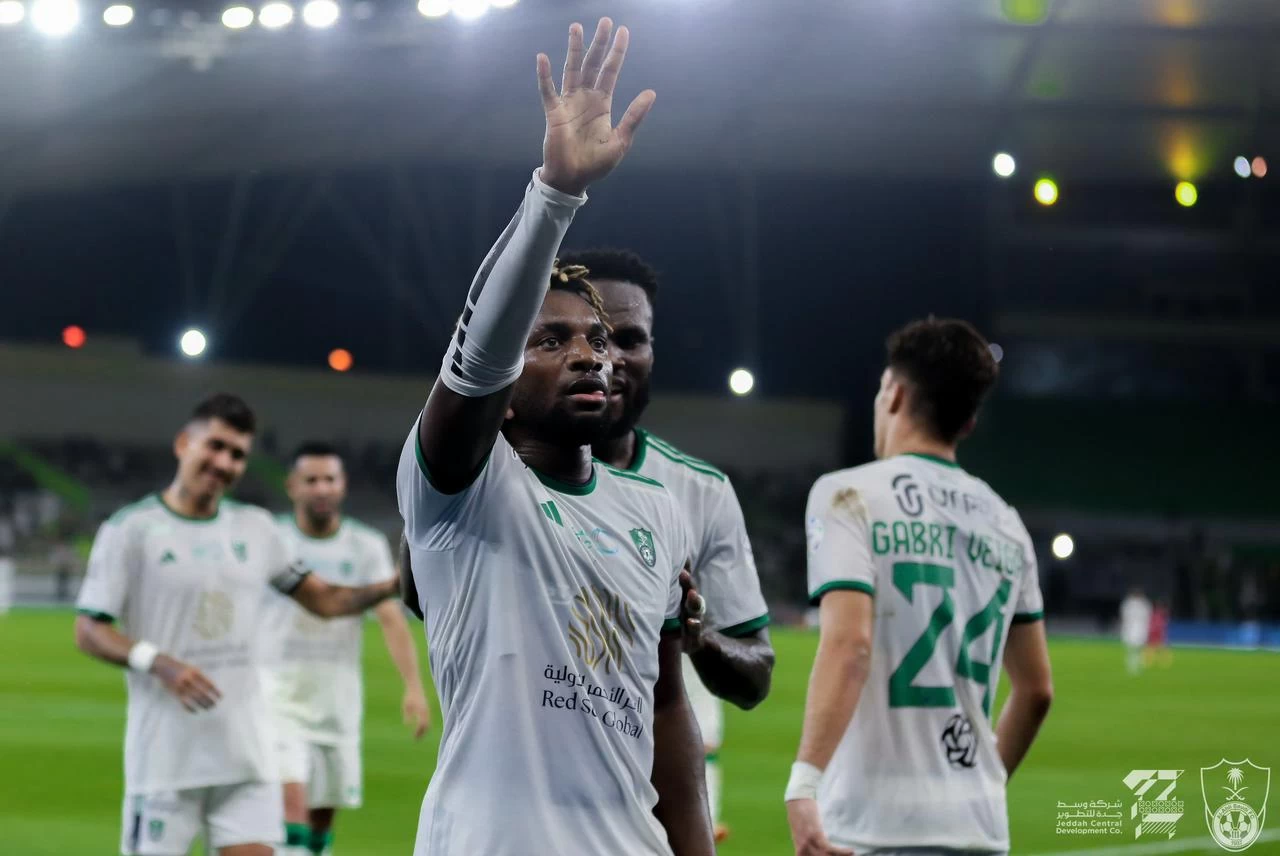 الأهلي يتجاوز الوحدة والشباب يفتتح ملعبه الجديد بانتصار ثمين على الطائي.