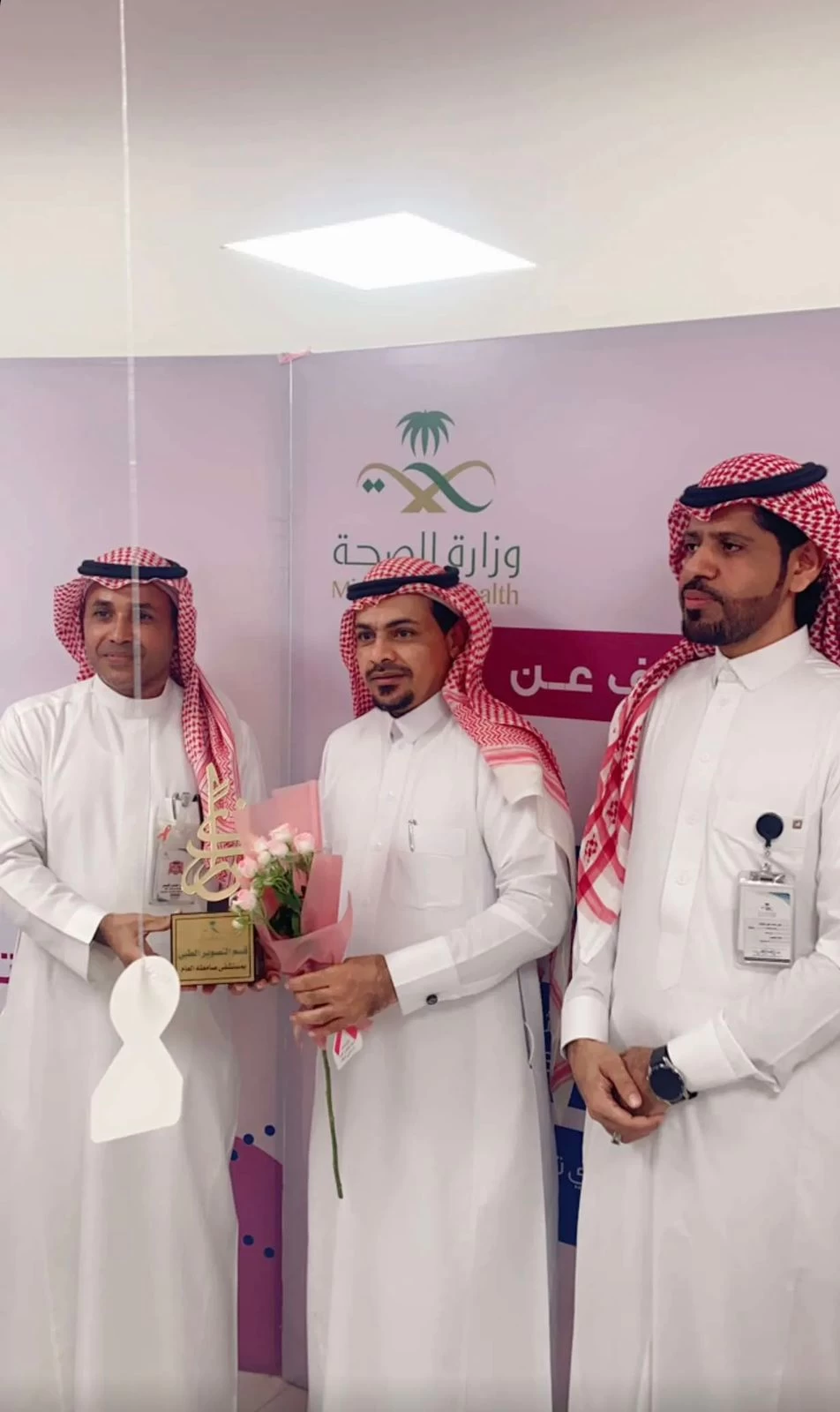 "مستشفى صامطة العام" يكرم الإعلامي "النجمي" تقديرًا لجهوده الإعلامية