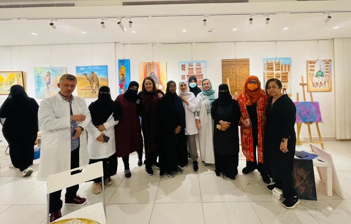 الفنان الخطاط حجازي يقدم ورشة التشكيل بالحرف