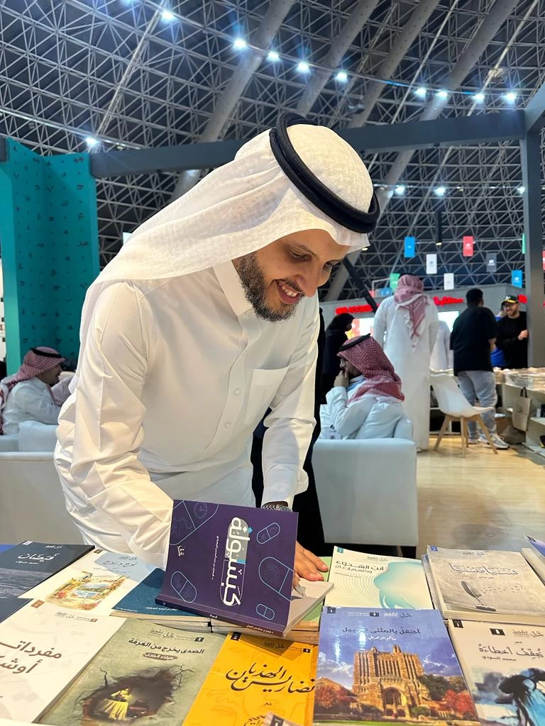 د. فيصل الزهراني يوقع "كبسولة" في معرض جدة للكتاب