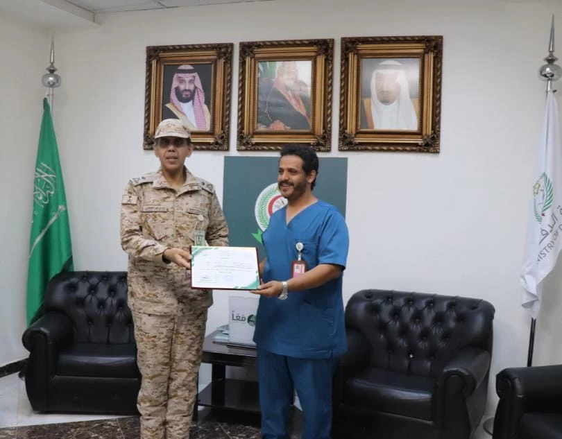 اللواء القحطاني مدير مستشفى القوات المسلحة بجازان يكرم الموظف محمد خليفي لجهوده