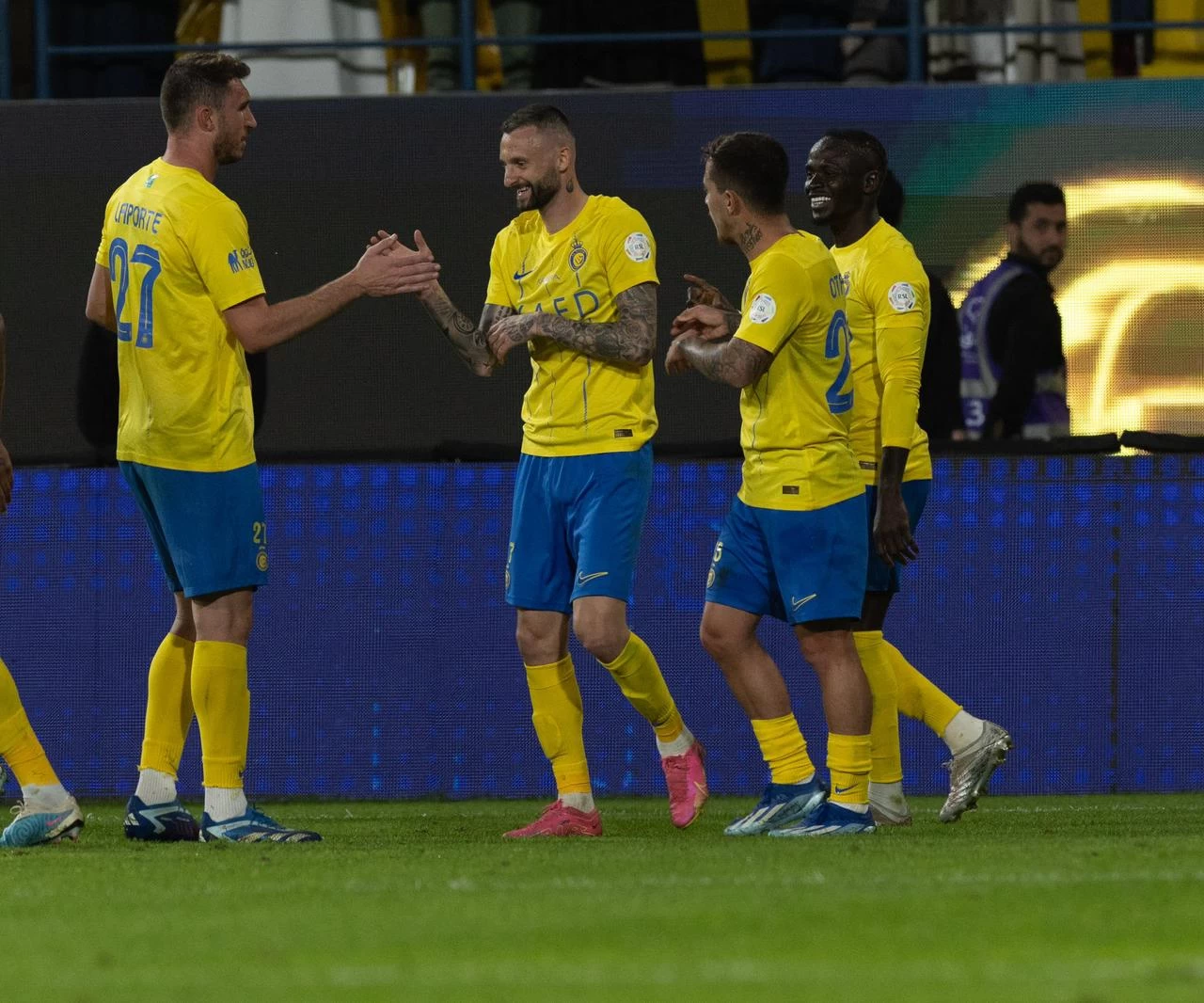 الأهلي يواصل حصد النقاط بالحزم ، والنصر يواصل مطاردة الهلال بنقاط الإتفاق ، والأخدود يزيد أوجاع الشباب.