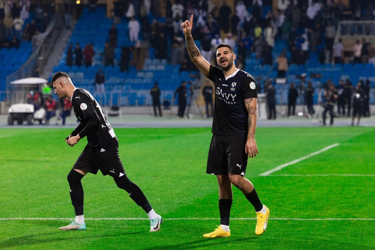 الهلال يواصل سلسلة الانتصارات بنقاط الفيحاء ، والرائد يهزم أبها برباعية.