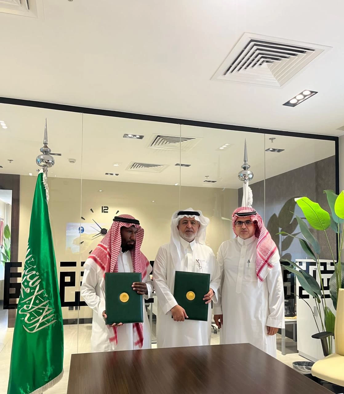 "بر جدة" ووقف الوالدين يوقعان مذكرتي تعاون مع جمعية "رفيق النجاح لخدمة ذوي الإعاقة" لإثراء الخدمات المجتمعية