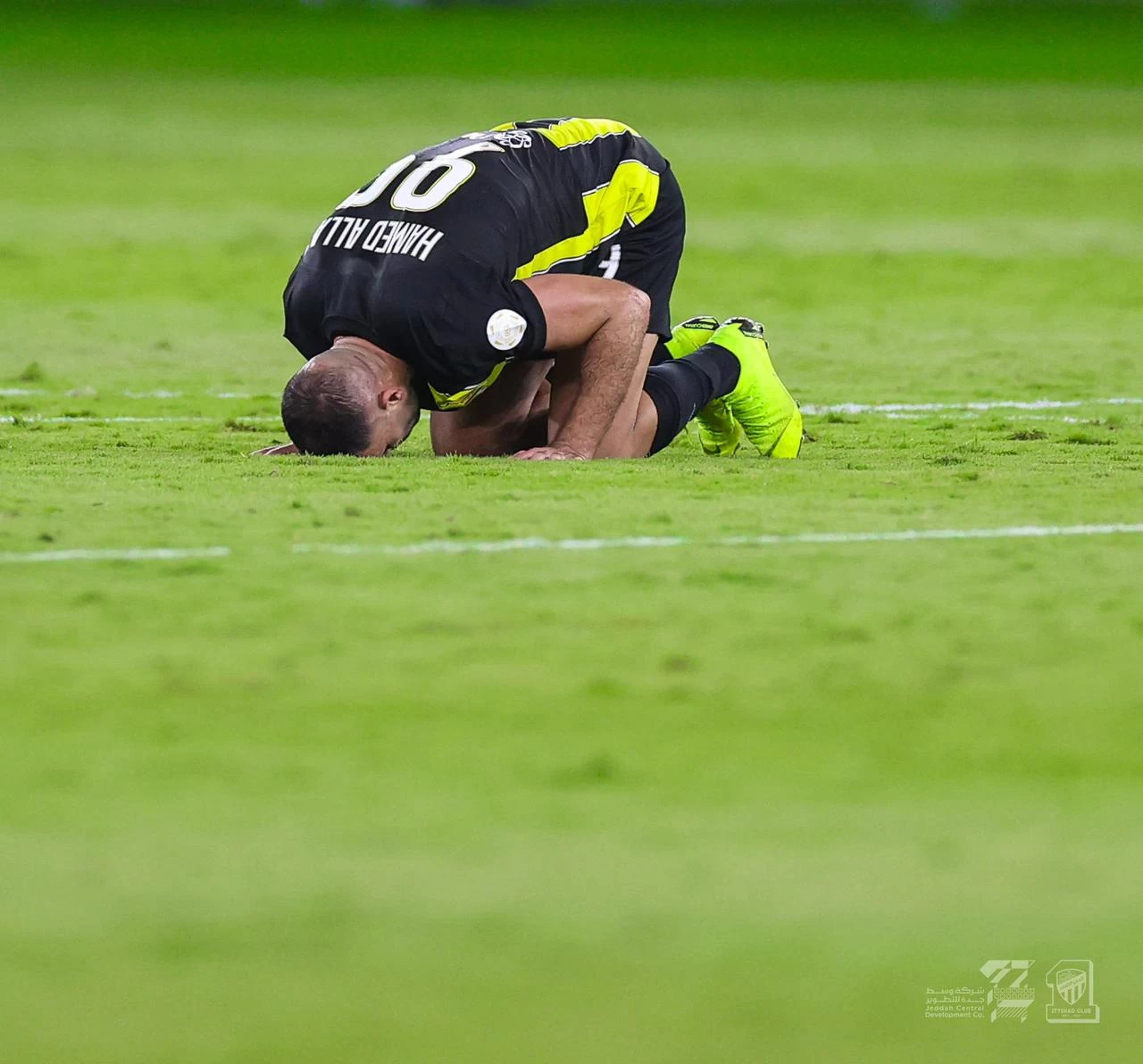 حمدالله يتألق ويقود الاتحاد للفوز على الرياض. 