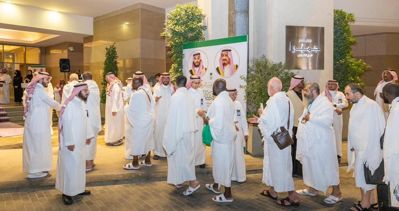 ضيوف خادم الحرمين الشريفين من الدفعة الثالثة يصلون مكة ويؤدون مناسك العمرة.