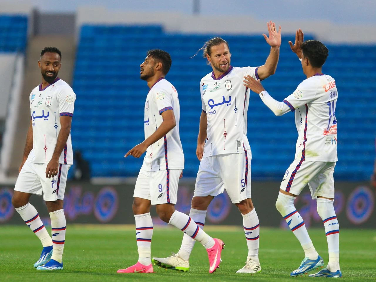 أبها يستعيد توازنه بثنائية في مرمى الطائي.