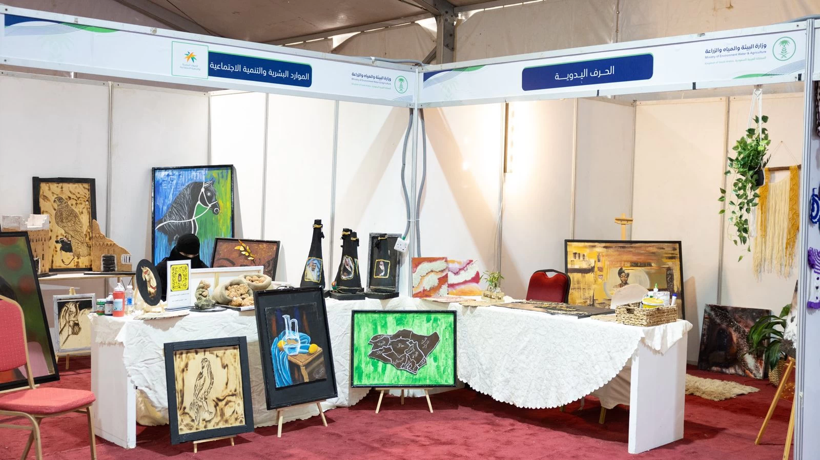 الفن التشكيلي يستقطب زوار مهرجان الكمأة في محافظة طريف