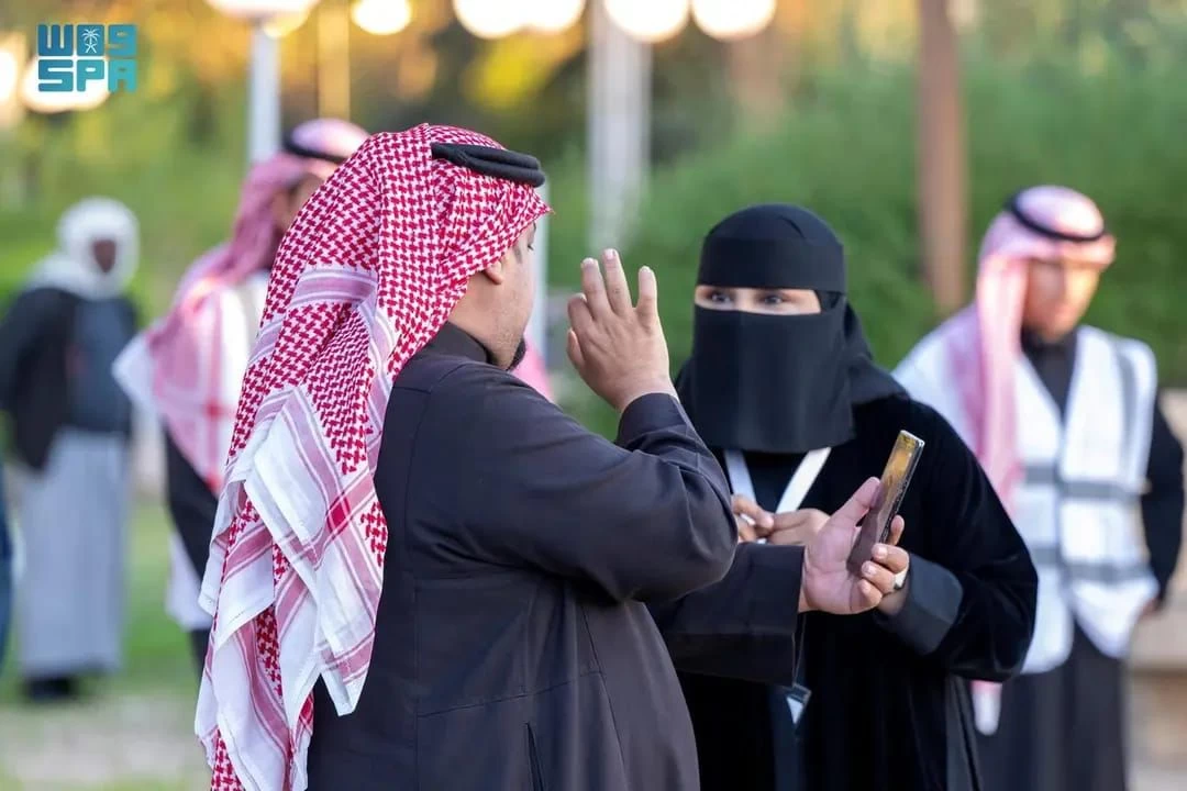 سعودية تخوض غمار تعلم لغة الإشارة لخدمة الصم في الجوف