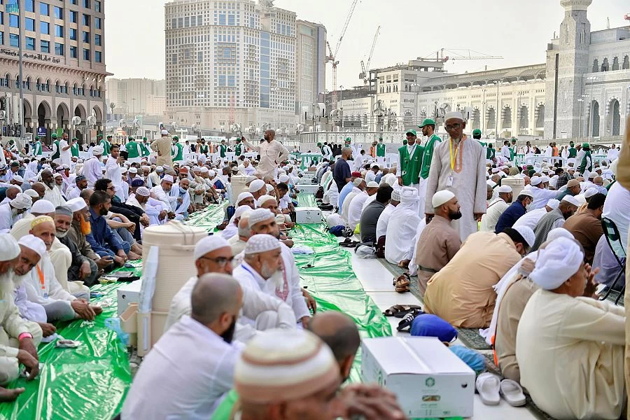 جموع الصائمين يصطفّون لتناول موائد الإفطار بالمسجد الحرام مع أول أيام شهر رمضان المبارك