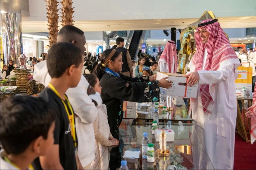 محافظ جدة يشارك ١٥٠٠ من أبناء الخير إفطارهم الجماعي بأسواق البحر الأحمر (رد سي مول)