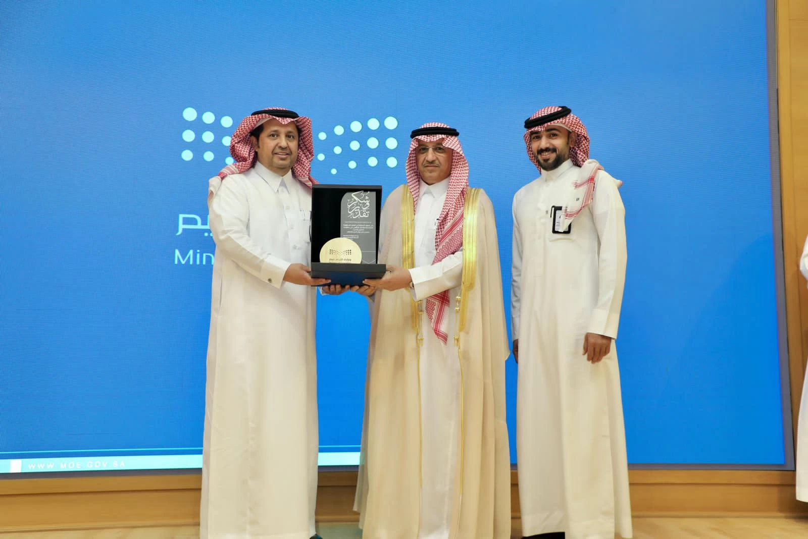 وزير التعليم يكرم المدير العام لإدارة تعليم الجوف