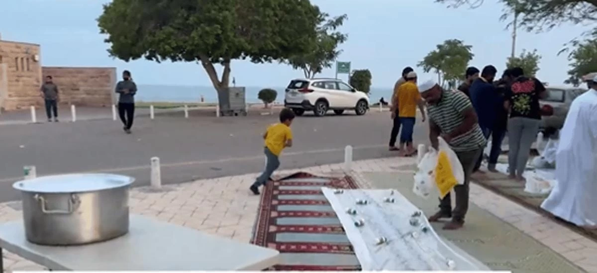 مواطن يجسد معاني الإنسانية عبر تفطير الصائمين في شهر رمضان المبارك