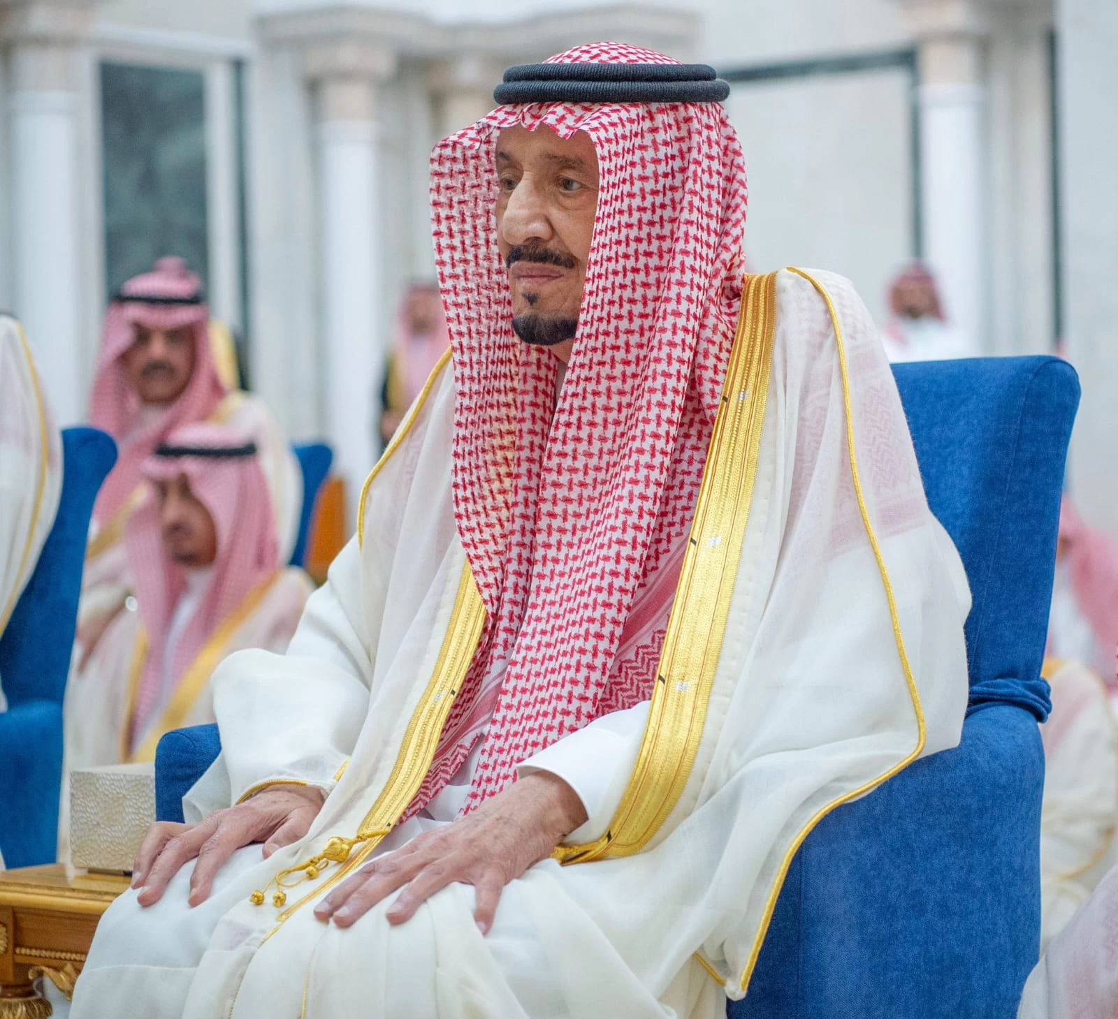 خادم الحرمين الشريفين يؤدي صلاة عيد الفطر المبارك في قصر السلام بجدة