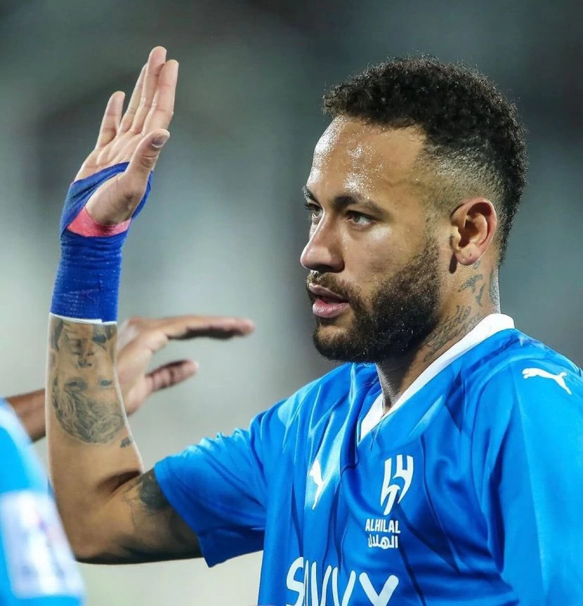 نيمار يصل إلى أبوظبي لدعم الهلال أمام الاتحاد في نهائي كأس السوبر 