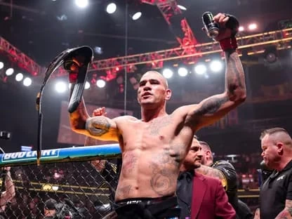 البرازيلي أليكس بيريرا يحتفظ بلقب خفيف الثقيل في الفنون القتالية المختلطة 