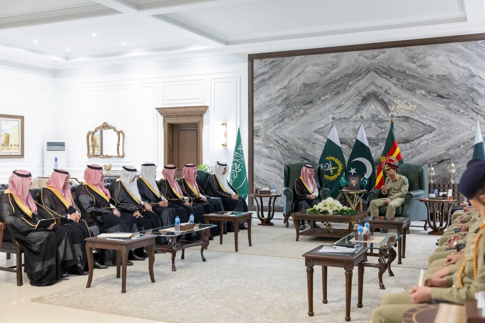 سمو وزير الخارجية ووفد المملكة رفيع المستوى يلتقون برئيس أركان الجيش الباكستاني