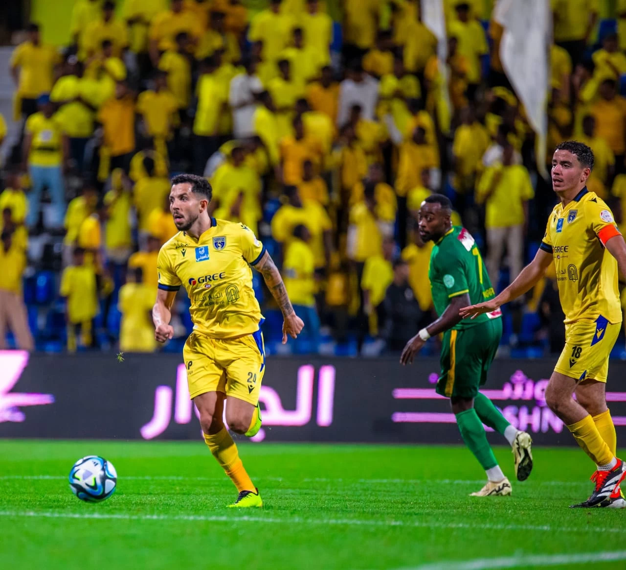 التعادل الإيجابي يحسم مباراة التعاون والخليج في دوري "روشن"